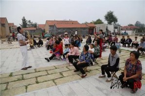 濟南廣播電視臺老干部演唱隊等赴濰坊災區慰問演出_濟南開業慶典公司